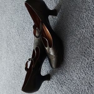 Naturalizer t strap size 8